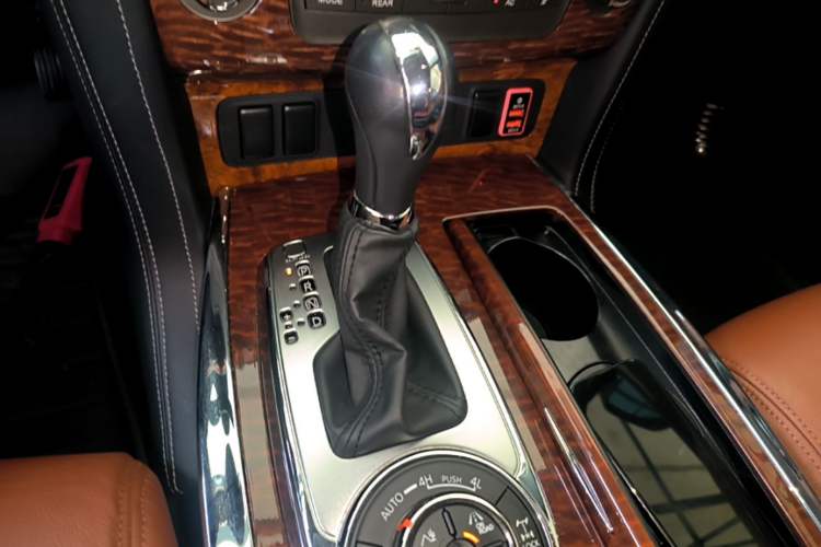 Used Nissan Patrol 2019 Y62 4.0L SE-T1 Middle East Gear Lever