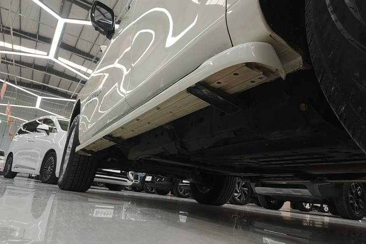 Used Nissan Patrol 2019 Y62 4.0L SE-T1 Middle East Left Side Sill