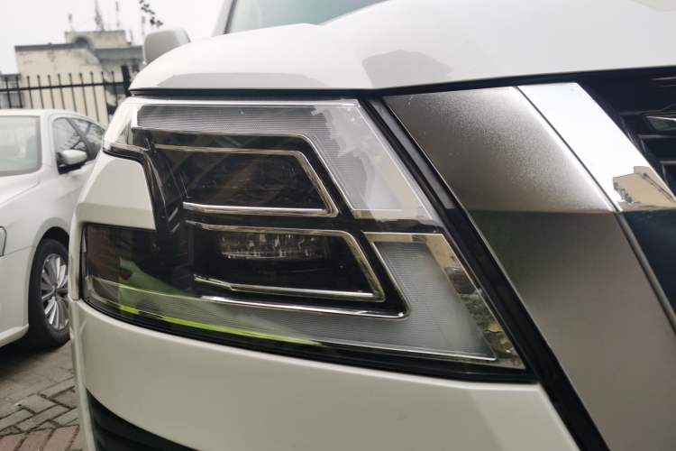 Used Nissan Patrol 2019 Y62 4.0L SE-T1 Middle East Right Front Headlight