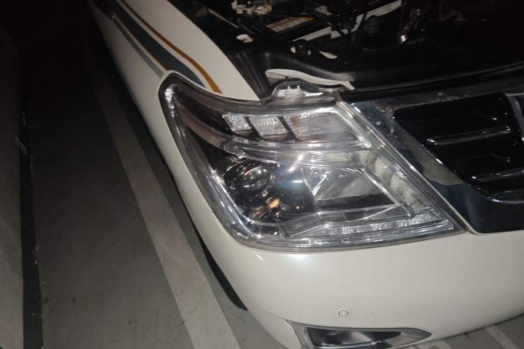 Used Nissan Patrol  Right Front Headlight