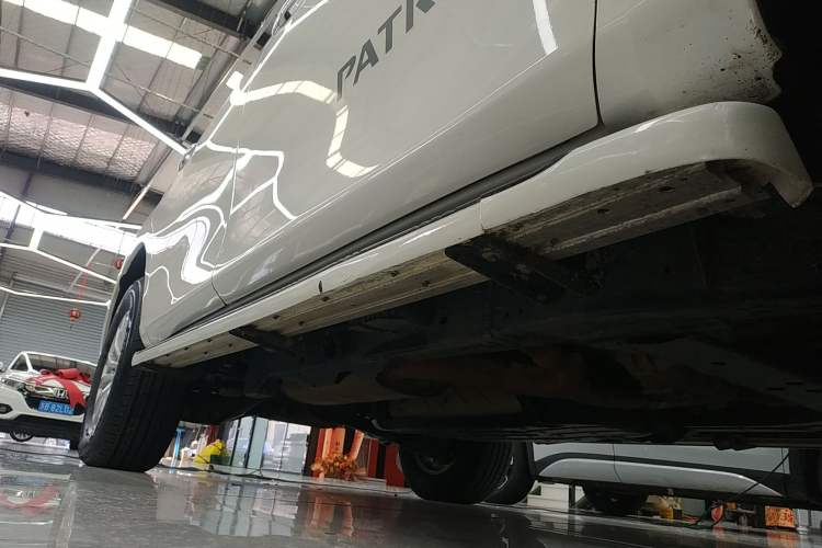 Used Nissan Patrol 2019 Y62 4.0L SE-T1 Middle East Right Side Sill