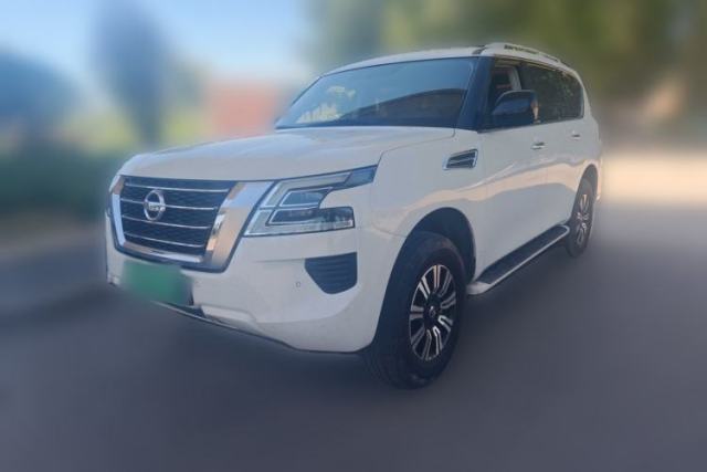 Używany Nissan Patrol 4.0L gasoline 7-seater automatic all-wheel-drive passenger van