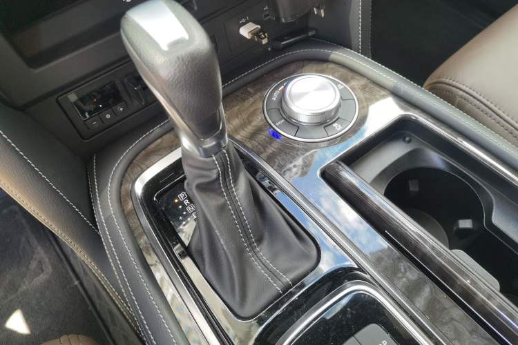 Used Nissan Patrol 2023 ARMADA 5.6L U.S.-Spec Model Gear Lever