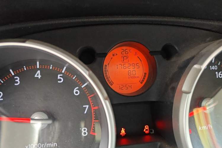 Used Nissan Qashqai 2010 20X LE CVT 2WD Odometer Close Up