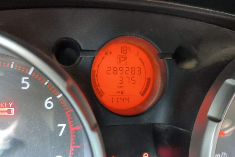 Used Nissan Qashqai 2010 20X LE CVT 2WD Odometer Close Up
