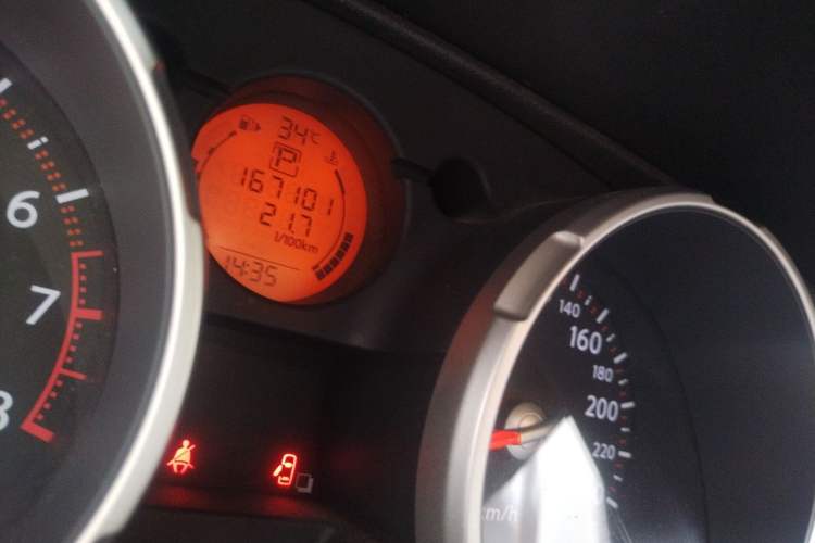 Used Nissan Qashqai 2010 20X LE CVT 2WD Odometer Close Up