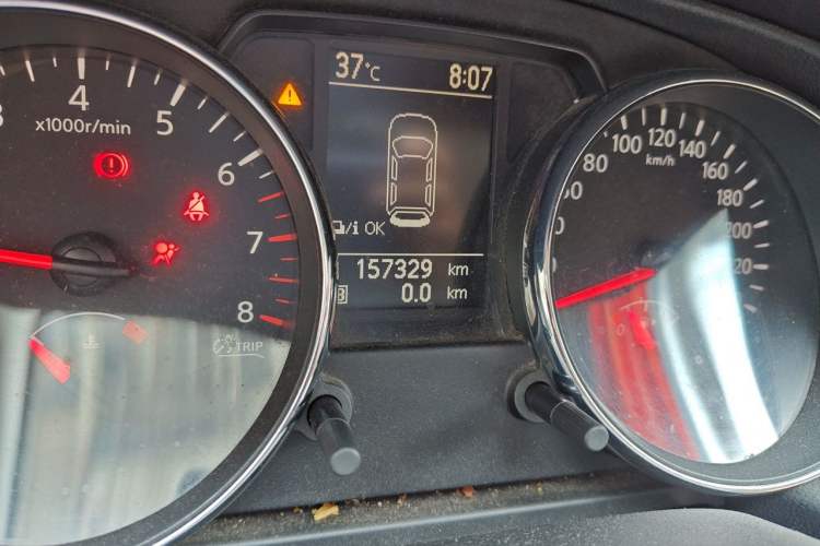 Used Nissan Qashqai 2010 20S Fire 6MT 2WD Odometer Close Up