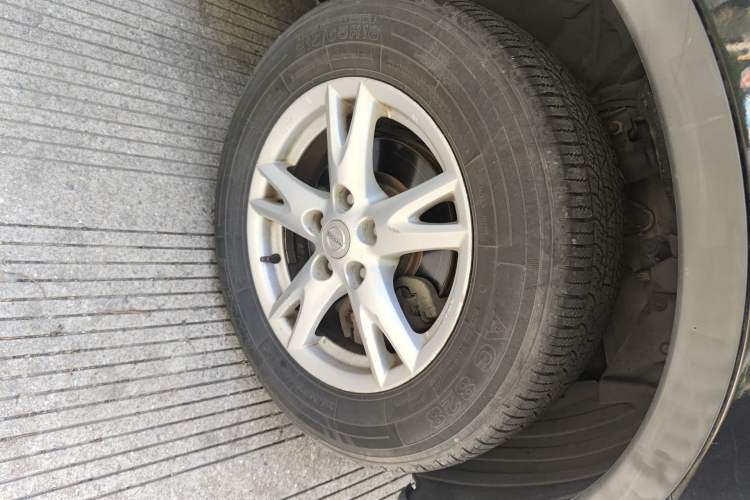 Used Nissan Qashqai 2011 2.0 XL Fire CVT 2WD Right Front Wheel Hub