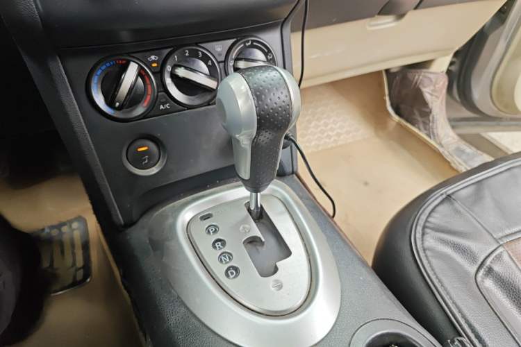 Used Nissan Qashqai 2011 2.0 XL Fire CVT 2WD Gear Lever