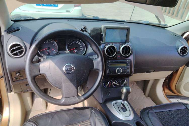Used Nissan Qashqai 2011 2.0 XL Fire CVT 2WD Center Console