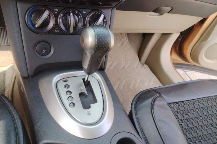Used Nissan Qashqai 2011 2.0 XL Fire CVT 2WD Gear Lever