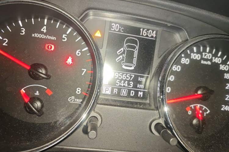Used Nissan Qashqai 2011 2.0 XV Lea CVT 2WD Odometer Close Up