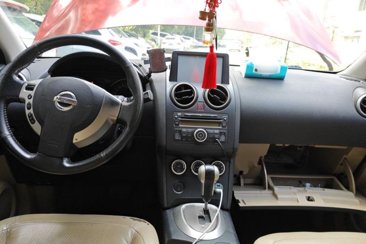 Used Nissan Qashqai 2011 2.0 XL Fire CVT 2WD Center Console
