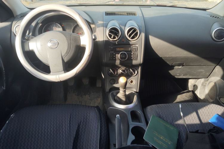 Used Nissan Qashqai 2011 2.0 XL Fire 6MT 2WD Center Console