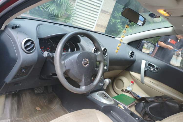 Used Nissan Qashqai 2011 2.0 XL Fire CVT 2WD Center Console
