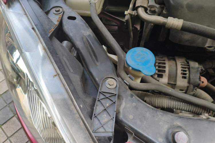 Used Nissan Qashqai 2011 2.0 XL Fire CVT 2WD Engine Bay Right