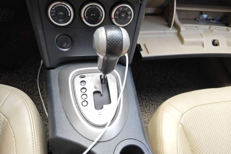 Used Nissan Qashqai 2011 2.0 XL Fire CVT 2WD Gear Lever