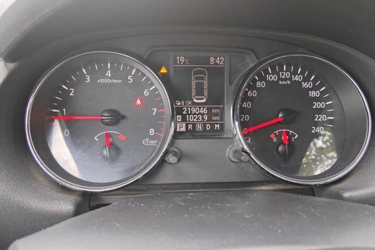 Used Nissan Qashqai 2011 2.0 XV Lea CVT 2WD Odometer Close Up