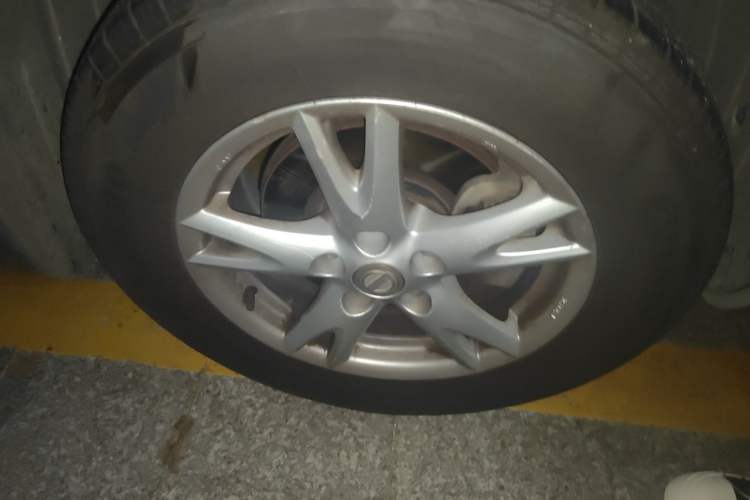 Used Nissan Qashqai 2011 2.0 XV Lea CVT 2WD Right Front Wheel Hub