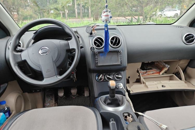 Used Nissan Qashqai 2011 1.6XE Wind 5MT 2WD Center Console