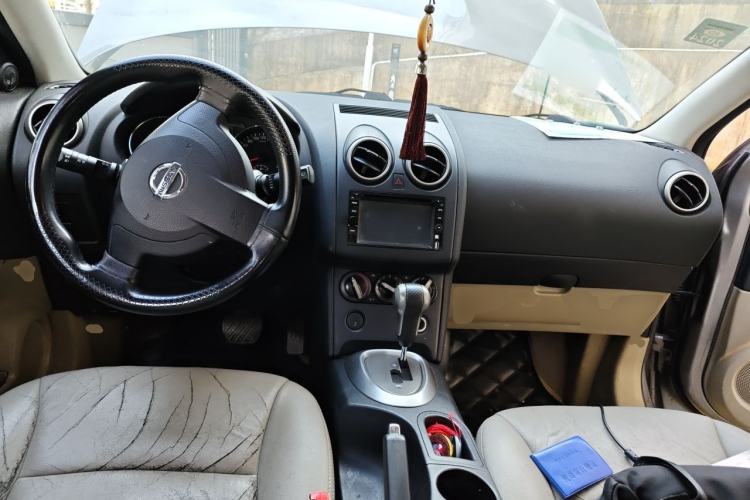 Used Nissan Qashqai 2011 2.0 XL Fire CVT 2WD Center Console