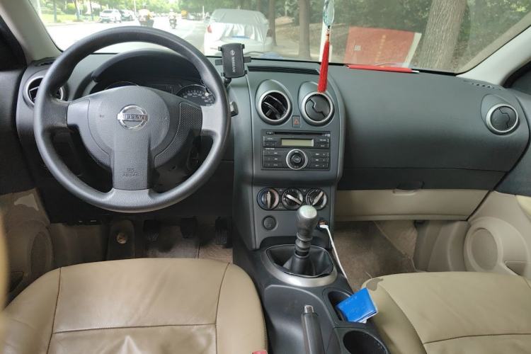 Used Nissan Qashqai 2011 2.0 XL Fire 6MT 2WD Center Console
