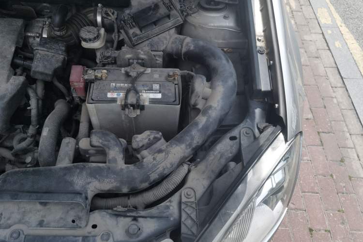 Used Nissan Qashqai 2011 2.0 XV Lea CVT 2WD Engine Bay Left