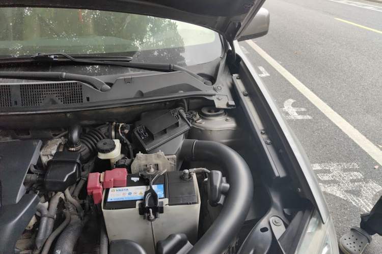 Used Nissan Qashqai 2011 2.0 XL Fire 6MT 2WD Engine Bay Left