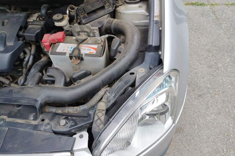 Used Nissan Qashqai 2011 2.0 XL Fire CVT 2WD Engine Bay Left