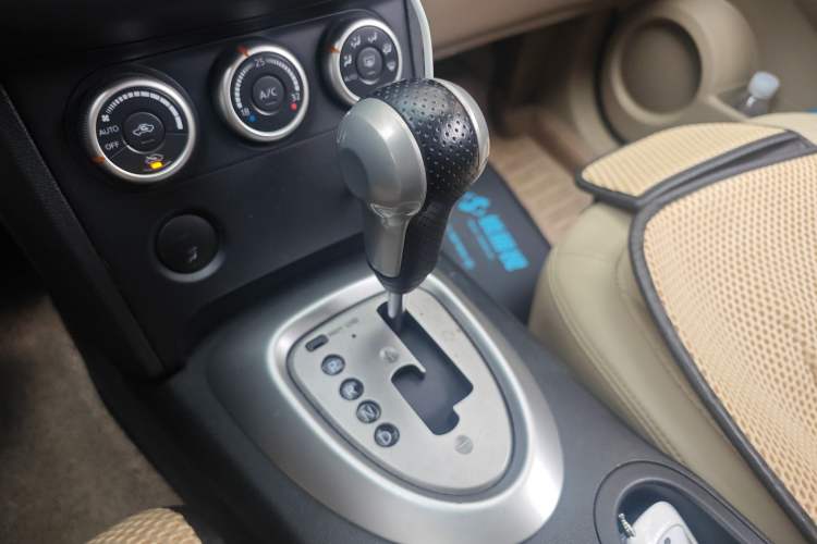 Used Nissan Qashqai 2011 2.0 XV Lea CVT 2WD Gear Lever