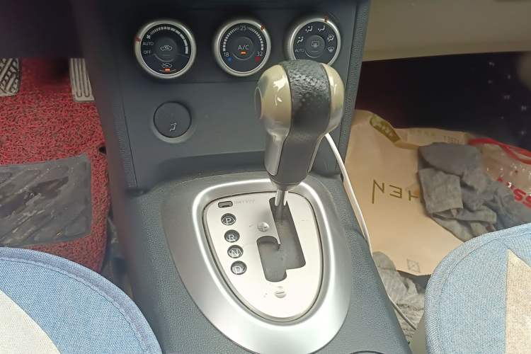 Used Nissan Qashqai 2011 2.0 XV Lea CVT 2WD Gear Lever