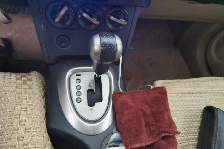 Used Nissan Qashqai 2011 2.0 XL Fire CVT 2WD Gear Lever