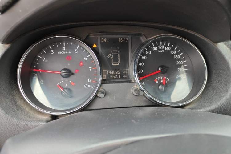 Used Nissan Qashqai 2011 1.6XE Wind 5MT 2WD Odometer Close Up