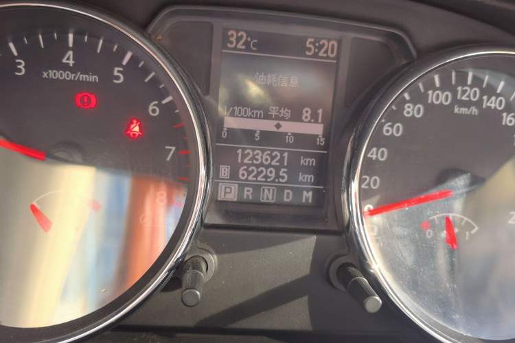 Used Nissan Qashqai 2011 2.0 XV Lea CVT 2WD Odometer Close Up