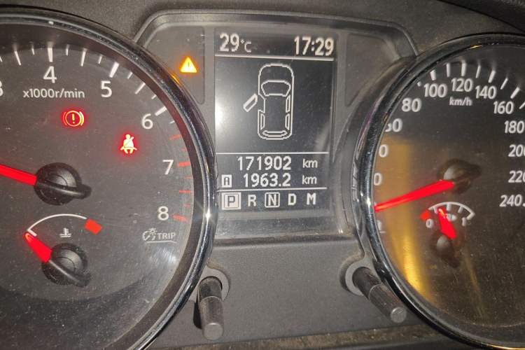 Used Nissan Qashqai 2011 2.0 XV Lea CVT 2WD Odometer Close Up