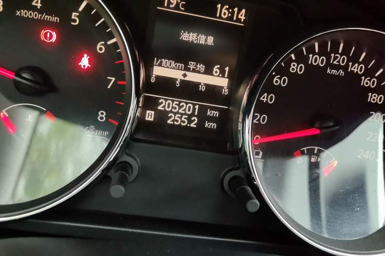 Used Nissan Qashqai 2011 1.6XE Wind 5MT 2WD Odometer Close Up