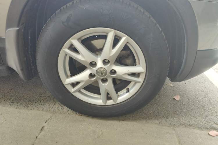 Used Nissan Qashqai 2011 2.0 XL Fire 6MT 2WD Right Front Wheel Hub