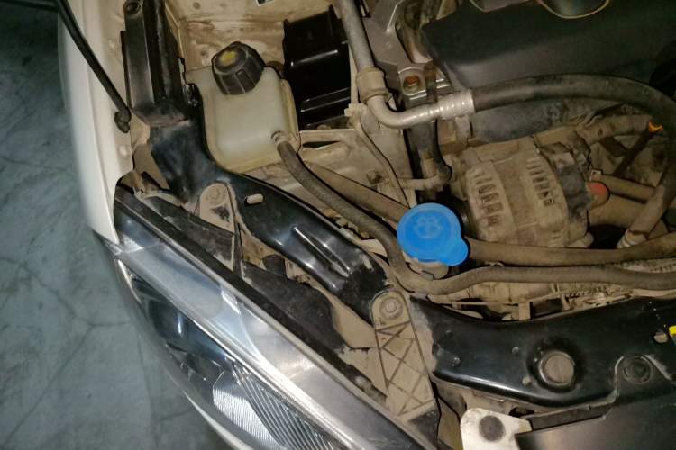 Used Nissan Qashqai 2011 2.0 XV Lea CVT 2WD Engine Bay Right
