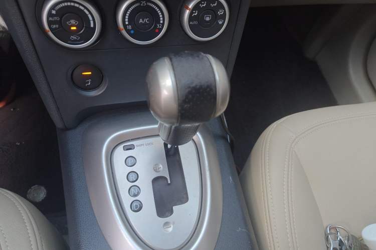 Used Nissan Qashqai 2011 2.0 XV Lea CVT 2WD Gear Lever