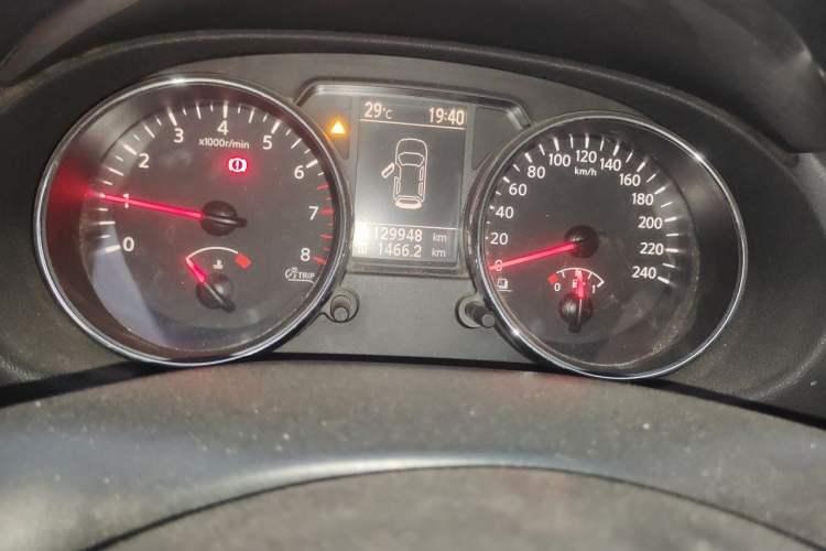 Used Nissan Qashqai 2012 1.6XE Wind 5MT 2WD Odometer Close Up