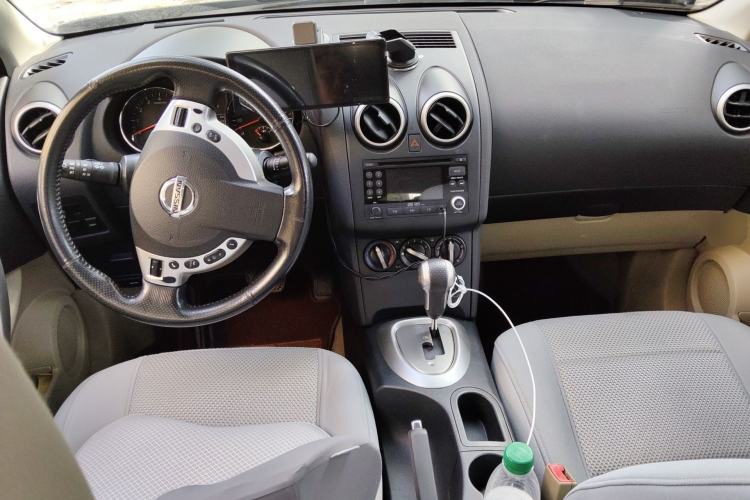 Used Nissan Qashqai 2012 2.0 XL Fire CVT 2WD Center Console