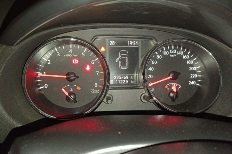 Used Nissan Qashqai 2012 1.6XE Wind 5MT 2WD Odometer Close Up