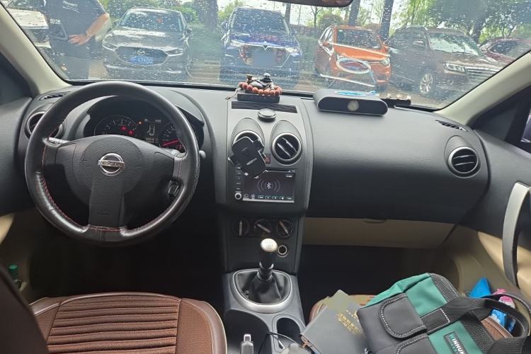 Used Nissan Qashqai 2012 2.0 XL Fire 6MT 2WD Center Console