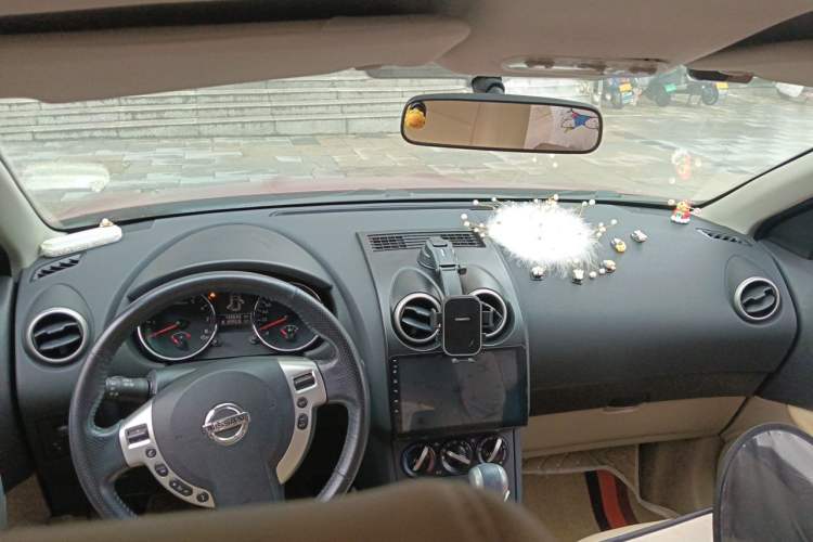 Used Nissan Qashqai 2012 2.0 XL Fire CVT 2WD Center Console