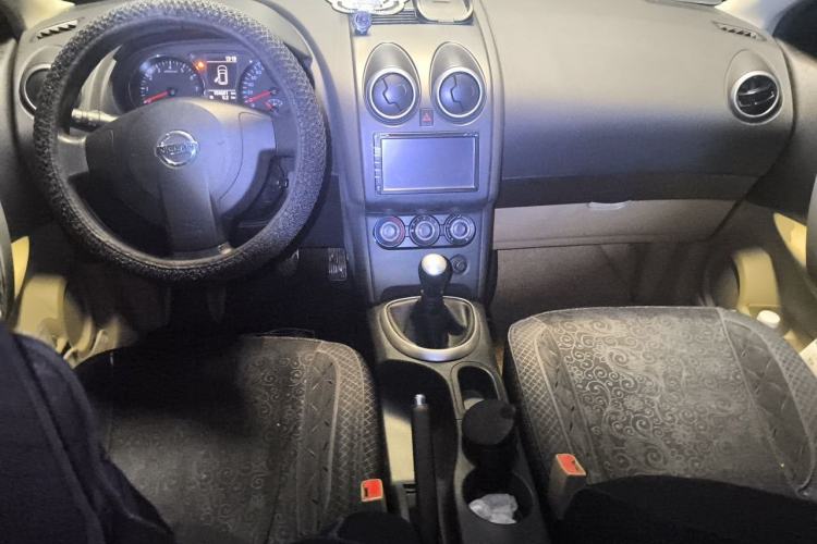 Used Nissan Qashqai 2012 2.0 XL Fire 6MT 2WD Center Console