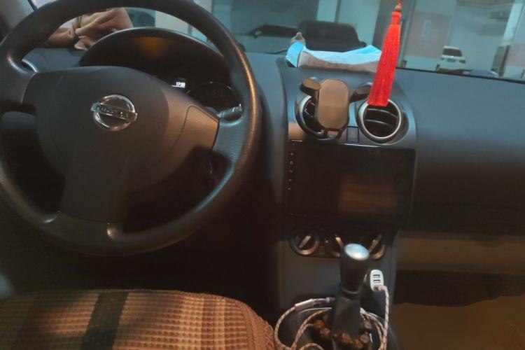 Used Nissan Qashqai 2012 2.0 XL Fire 6MT 2WD Center Console