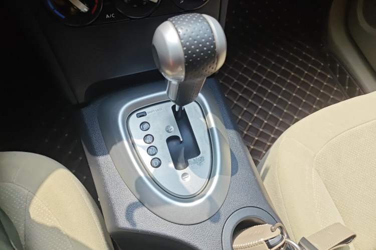 Used Nissan Qashqai 2012 2.0 XL Fire CVT 2WD Gear Lever