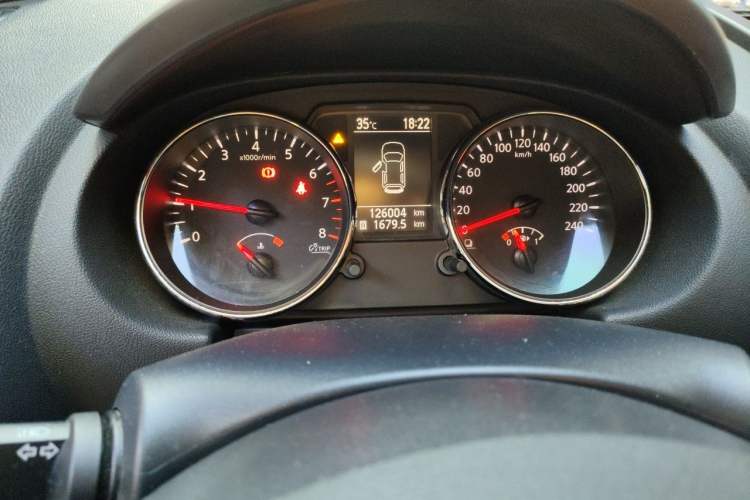 Used Nissan Qashqai 2012 1.6XE Wind 5MT 2WD Odometer Close Up