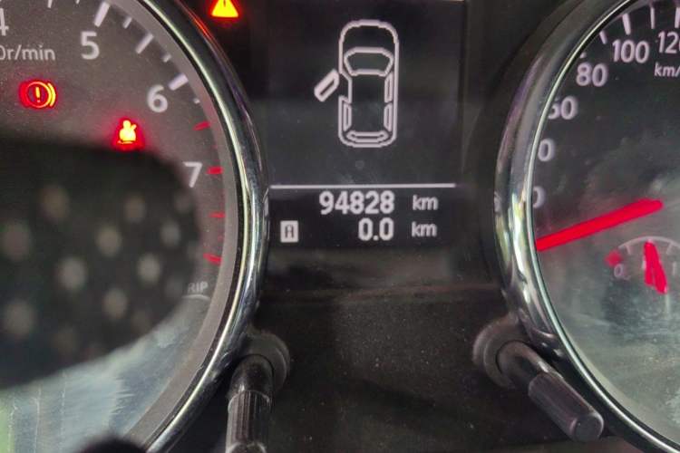 Used Nissan Qashqai 2012 1.6XE Wind 5MT 2WD Odometer Close Up
