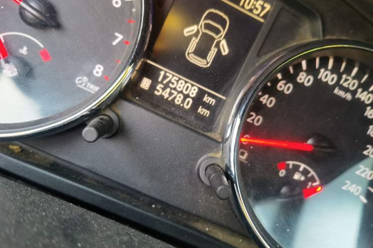 Used Nissan Qashqai 2012 1.6XE Wind 5MT 2WD Odometer Close Up